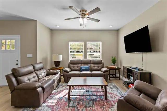 Building Photo - 613 W Elm St