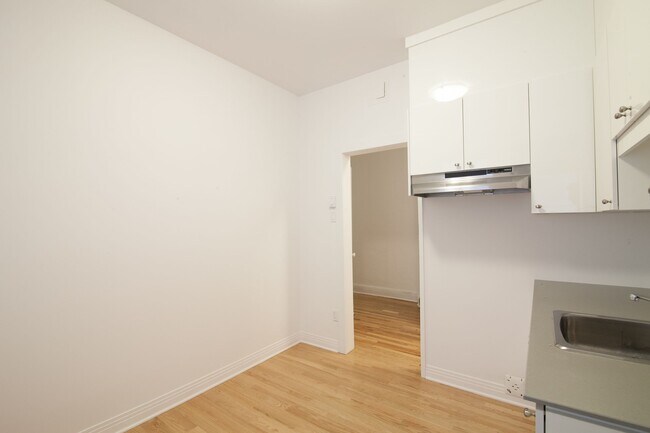 Photo - 4890 Queen Mary Road Unité 2