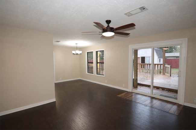 Photo - 890 Parsons Dr