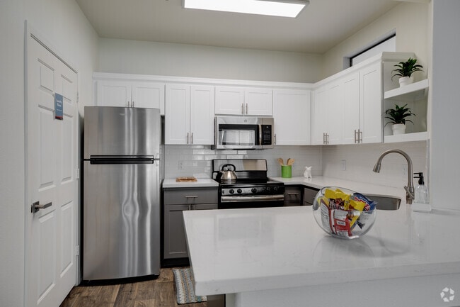 2BR, 2BA - 961SF - Portola South Mountain