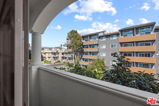 Photo - 107 Sweetzer Ave Unidad 201