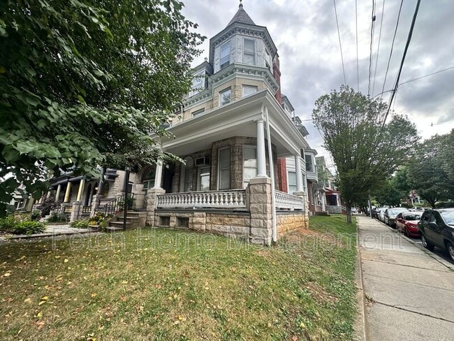 Building Photo - 832 N 5th St