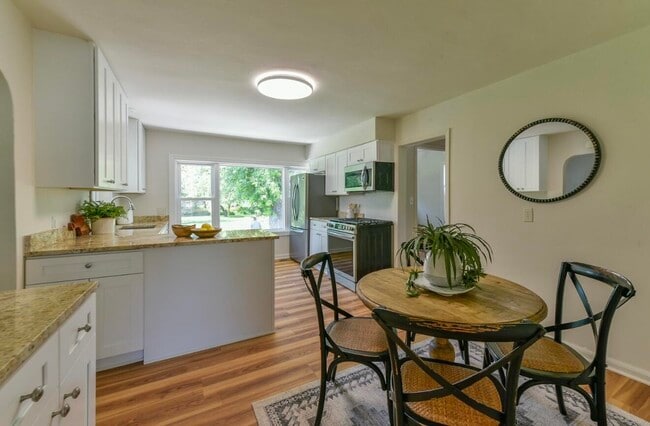 Photo - 402 E Calumet Rd