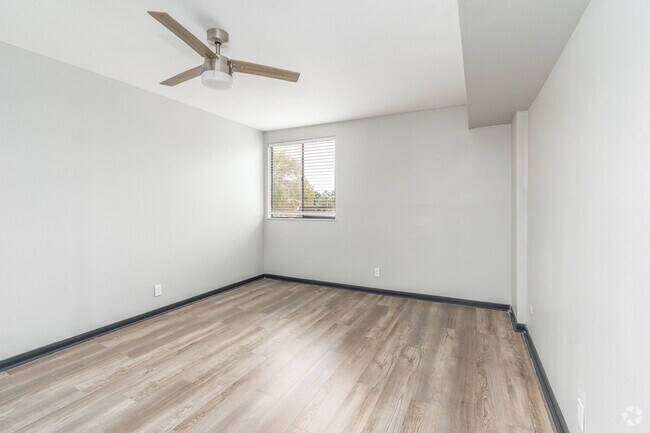 1BR, 1BA - 822SF - Bedroom