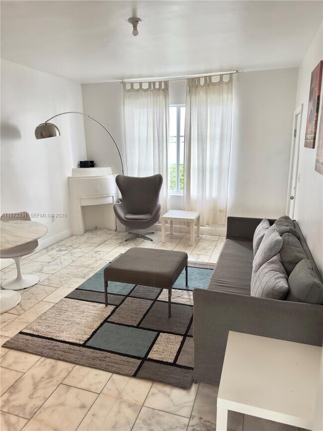 Building Photo - 922 Jefferson Ave Unit 5