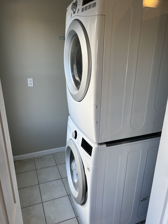 Photo - 659 E 4th St