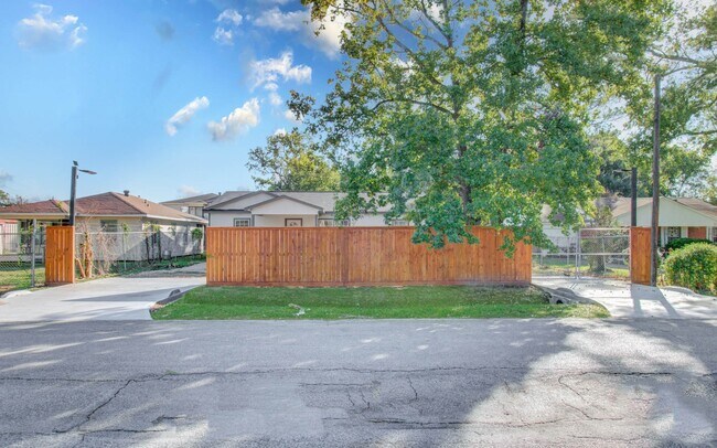 Photo - 9414 Lanewood Dr