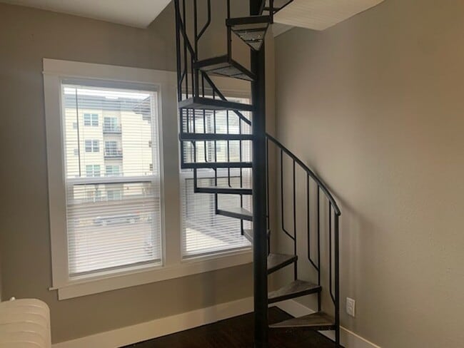 Building Photo - 1769 Grand Ave Unit Upper