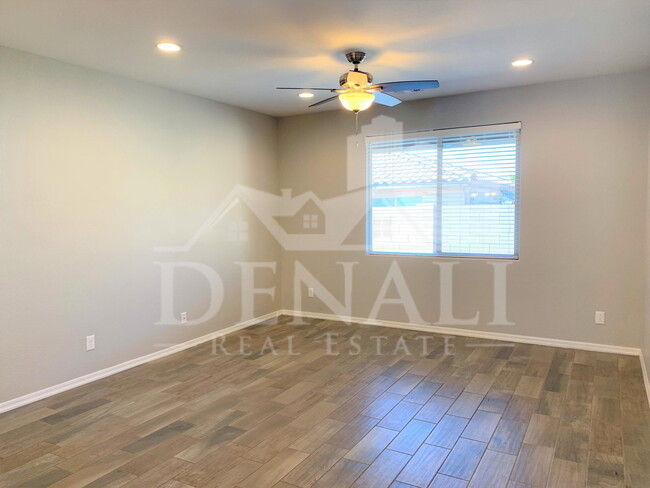 Photo - 334 N 79th Pl