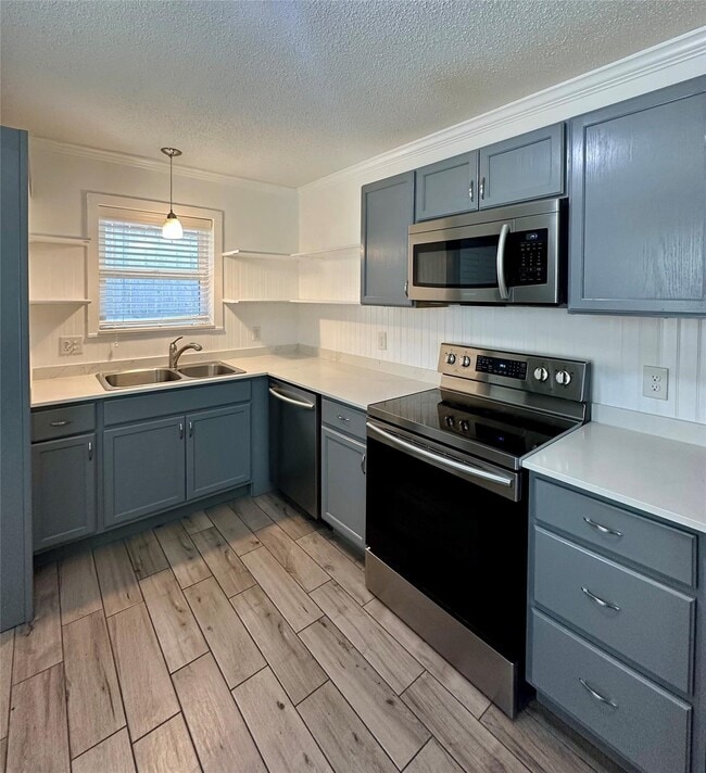 Photo - 813 Waverly St