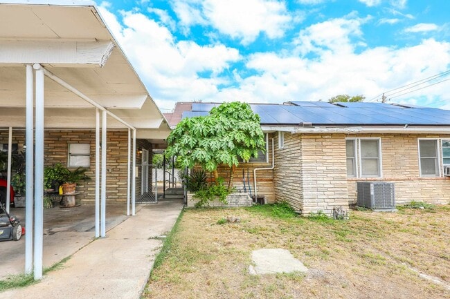 Building Photo - 1402 Corpus Christi St Unit F Rental