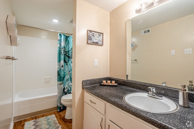 2BR, 2BA - 986SF