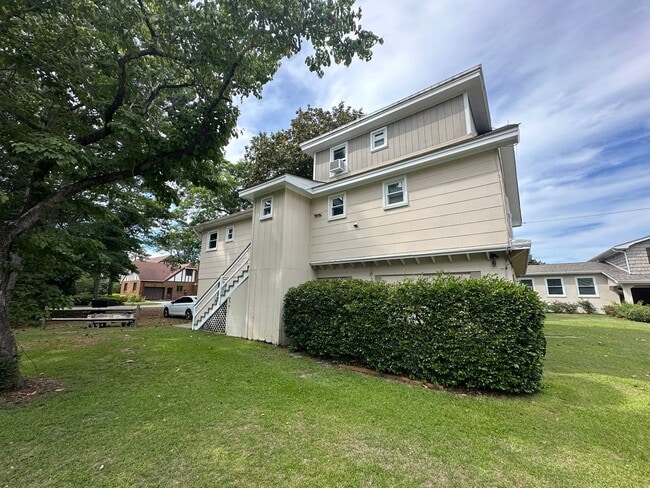 Building Photo - 190 Rogers Rd Unit C