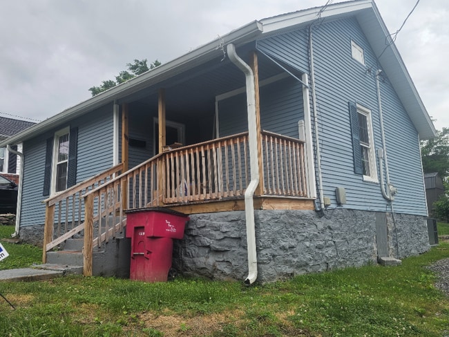 Building Photo - 218 Ward Ave W Rental