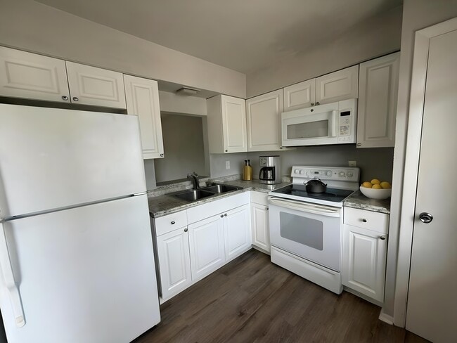 Photo - 1920 W Lakeview Blvd