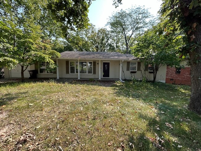 Building Photo - 5 bed 2 bath House in a quiet neighborhood