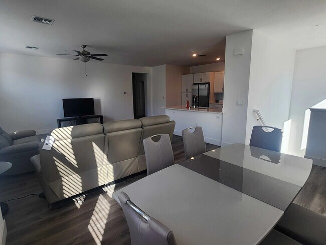 Photo - 5301 E Commerce Way Unidad 18104