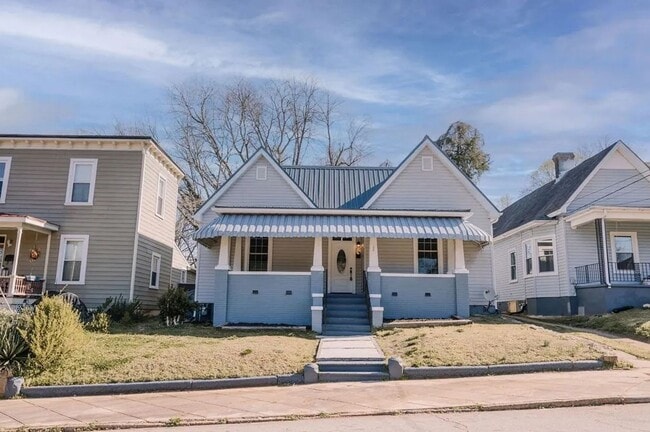 Building Photo - Newly Renovated & Spacious 4bed/2bath