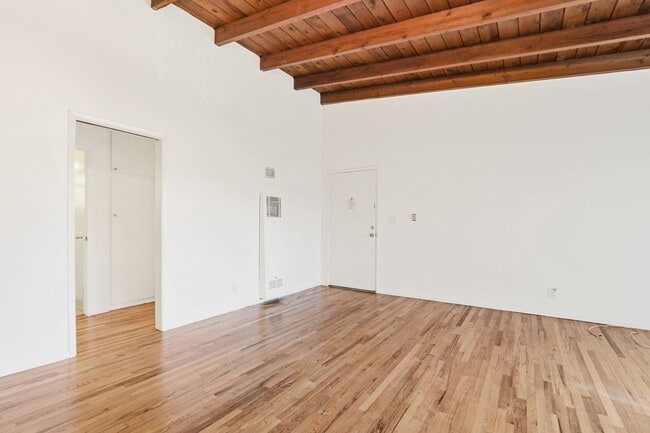 Photo - 978 S Barrington Ave Unidad 04