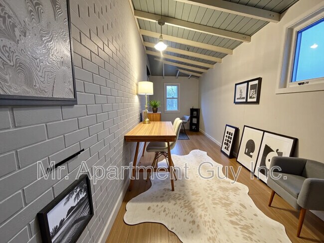 Photo - 57 Barton St E