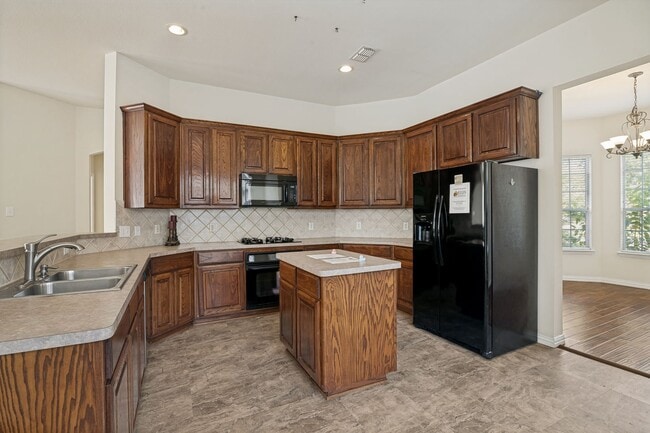 Photo - 1000 Leoti Ln