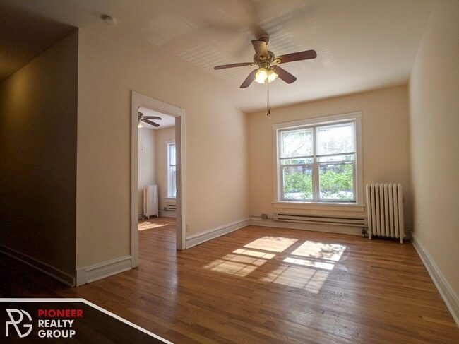 Building Photo - 957 W Cornelia Ave Unit 1b