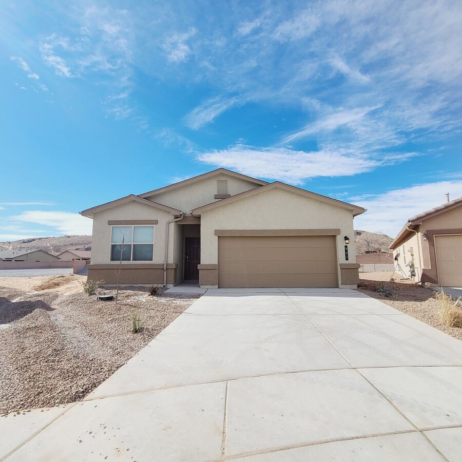 4 bed 2 bath home in Huning Ranch - 4 bed 2 bath home in Huning Ranch