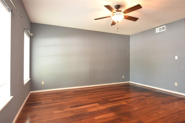 Building Photo - 940 Wycliffe Dr Unit 2 Rental