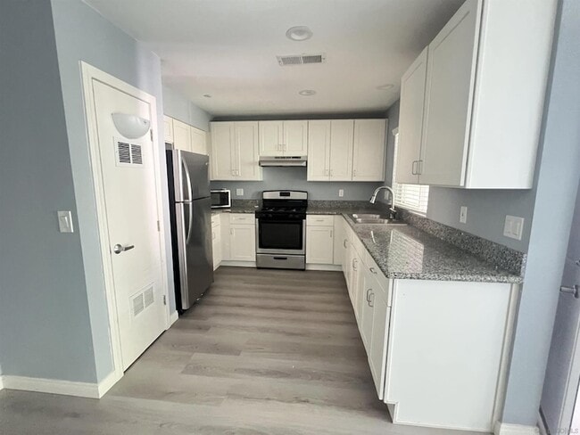 Building Photo - 4338-4338 53rd St Unit 204