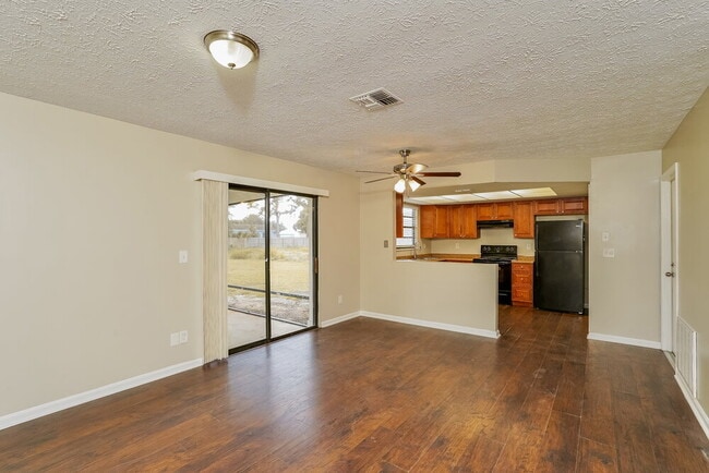 Photo - 452 SW Sansom Ln