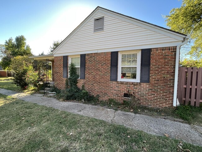Building Photo - 427 E 6th St Rental