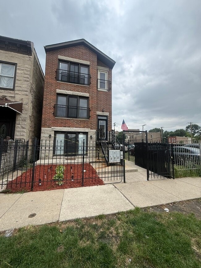 Building Photo - 1114 S Albany Ave