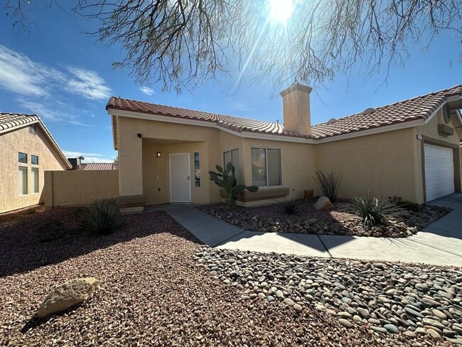 Building Photo - 3 BEDROOM SINGLE STORY HOME WITH ABOVE GROUND SPA!