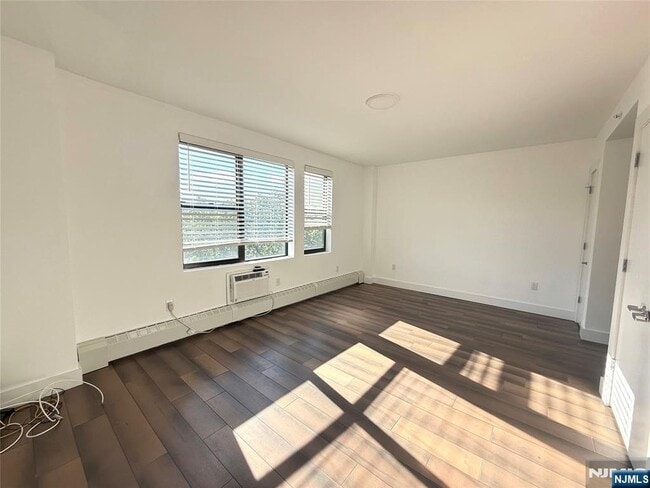 Photo - 3011 Edwin Ave Unidad 5D