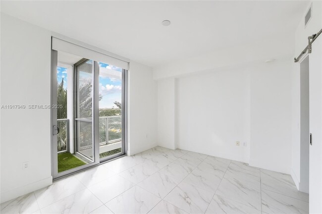 Photo - 2000 Metropica Wy Unidad 306