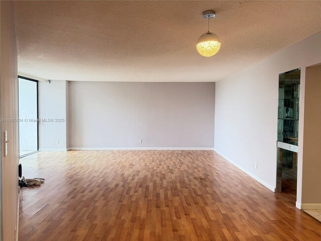 Photo - 1000 Parkview Dr Unit 511