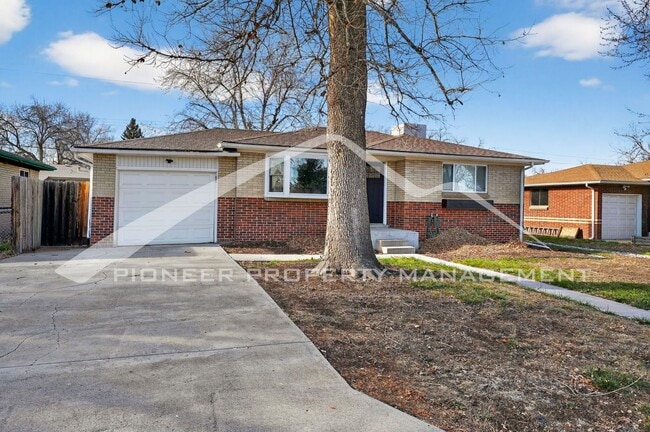 Building Photo - Gorgeous Home with Washer/Dryer and Fenced Yard