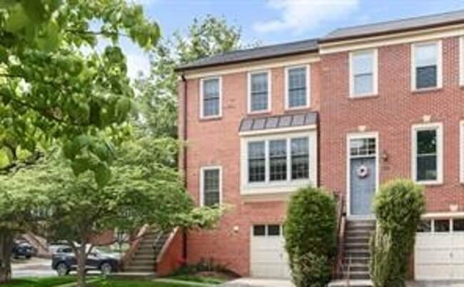 Building Photo - Gorgeous 3BR 2 full bath, 2 half bath end unit townhome located in the Woodmont Place community o...