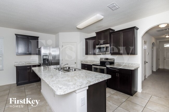 Photo - 374 Sauders Rd SE