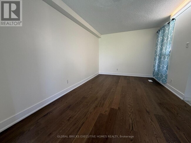 Photo - 730 Queensbridge Dr
