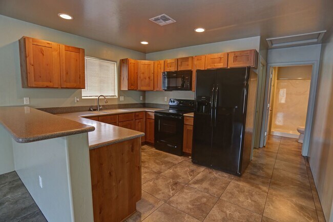 607-609 E Elm St