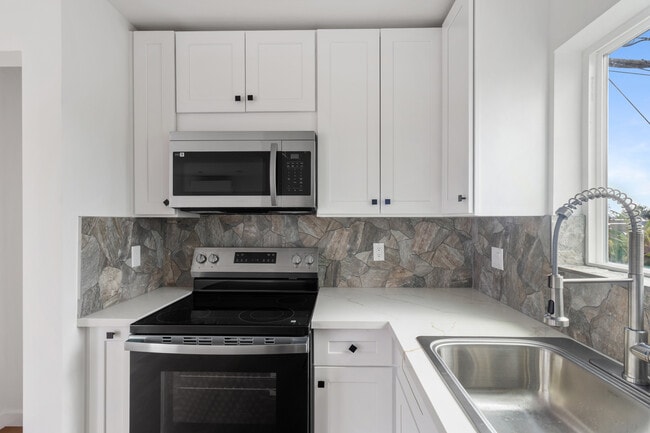 Photo - 15840 Chatsworth St