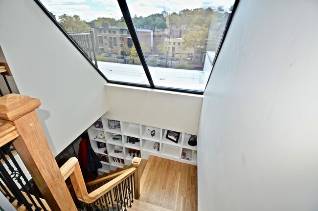 Building Photo - 1614 Beacon St Unit 3