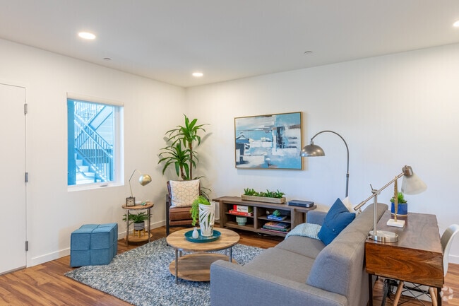 2BR, 2BA 938SF - The Broadway