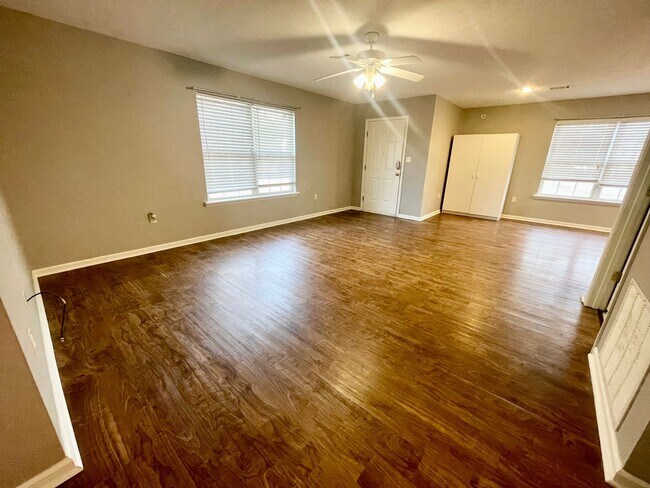 Photo - 1361 Davis St Unit B