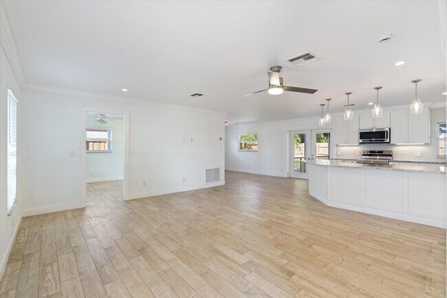 Photo - 799 NW 7th Dr