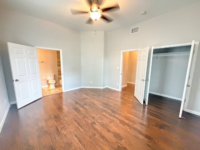 3 bedroom and 2 bathrooms has newly renovated modern home in Southtown unit ready to move in!