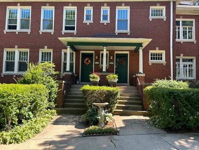 Private Front Entry - 220 W Harris Ave Unit First Floor