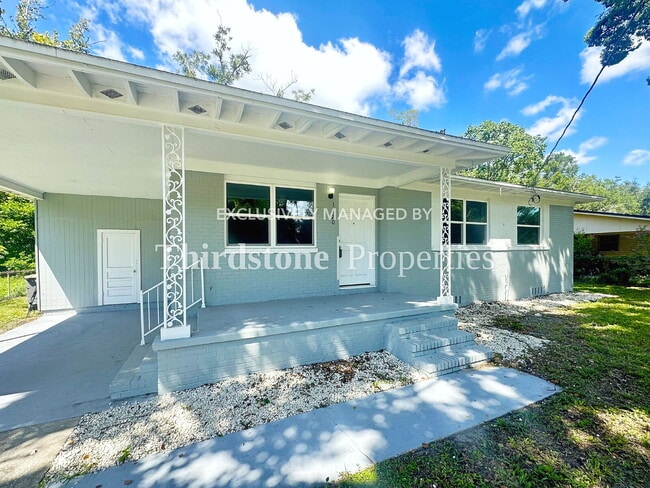 Photo - 1120 Skye Dr E
