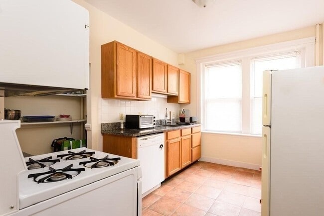 Building Photo - 333 Harvard St Unit 4A